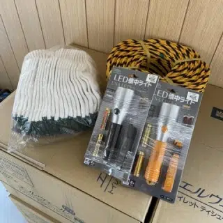 懐中電灯・ロープ・軍手