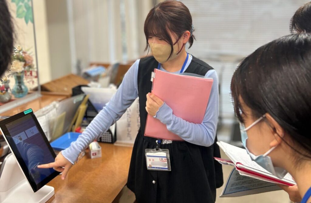待ち時間削減と業務DXへ!自動精算機の運用実績と見学会レポート|都城の橘病院整形外科